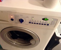 Oh da war doch was... Wäsche nochmal im Kurzprogramm waschen, nach dem sie Stunden in der Waschmaschine lag ... toller Umweltschutz!